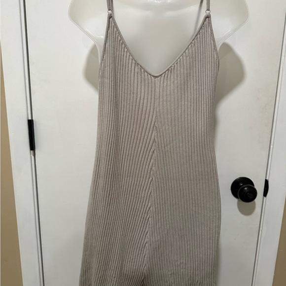 Chic Beige Sleeveless Jumpsuit - Picture 5 of 7